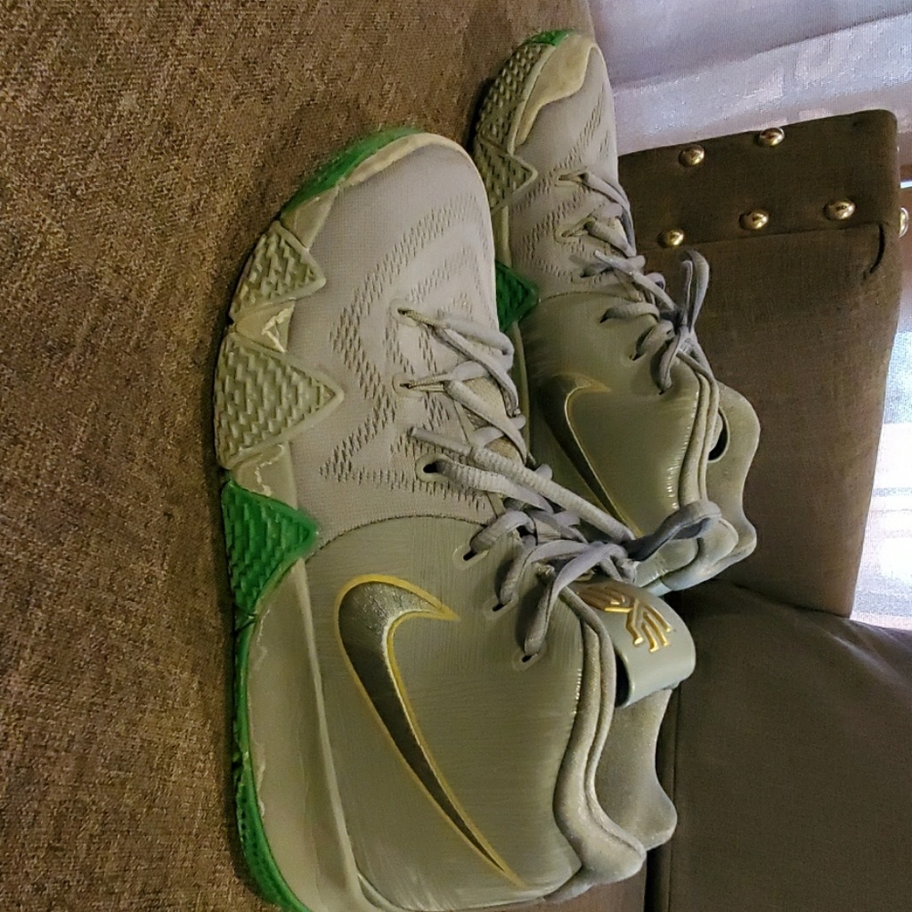 Kyrie gym shoes